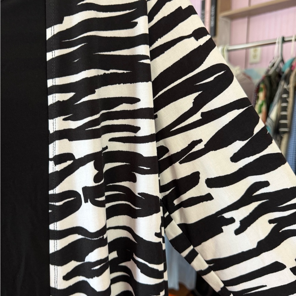 Chico’s Travelers Black & White Animal Print Cardigan Tank Set Size 2 US size L - Picture 5 of 5